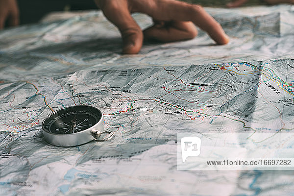 Planung der Route auf einer Karte und einem Kompass
