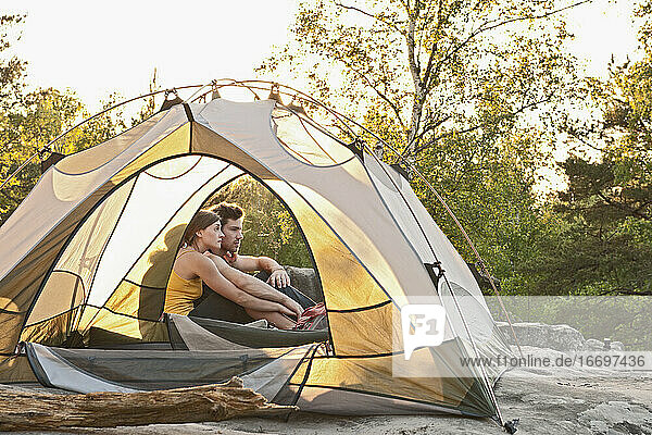 Junges Paar beim Zelten im Wald von Fontainebleau in der Nähe von Paris