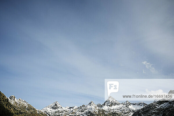 Schneebedeckte Gipfel in den Pyrenäen  Respomuso-Tal in Sallent de Gallego  Tena-Tal  Provinz Huesca  Aragonien  Spanien.