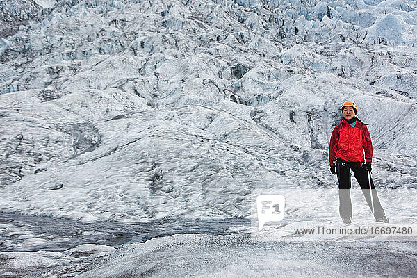 Frau beim Wandern auf dem Gletscher Sólheimajökull im Süden Islands