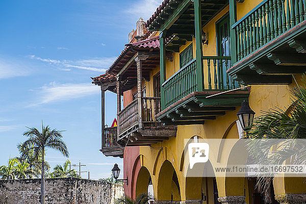 Balkon an Kolonialhäusern in der Altstadt von Cartagena in Kolumbien