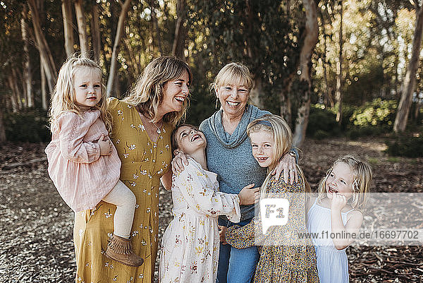 Porträt einer Mehr-Generationen-Familie von Frauen  die sich nach außen hin öffnen