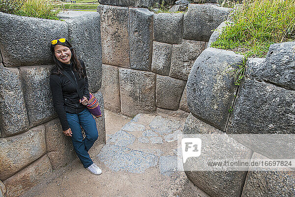 Frau erkundet Sacsayhuaman  eine alte Inkastätte oberhalb von Cusco / Peru