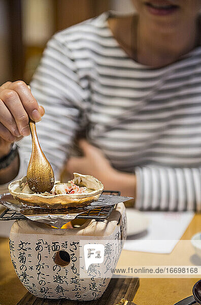 Frau isst Meeresfrüchte in einem Restaurant in Kyoto