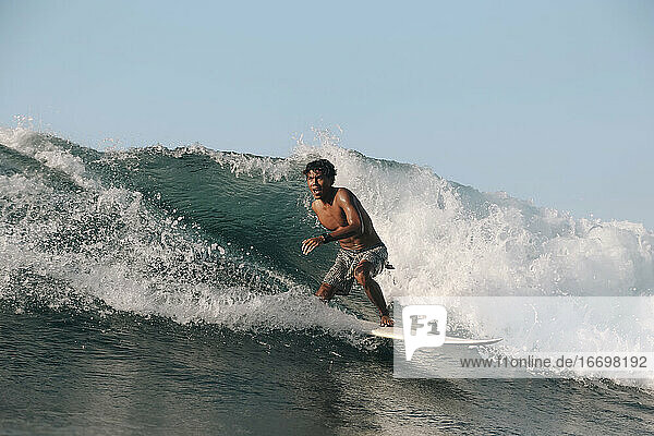 Surfer auf einer Welle  Lombok  Indonesien