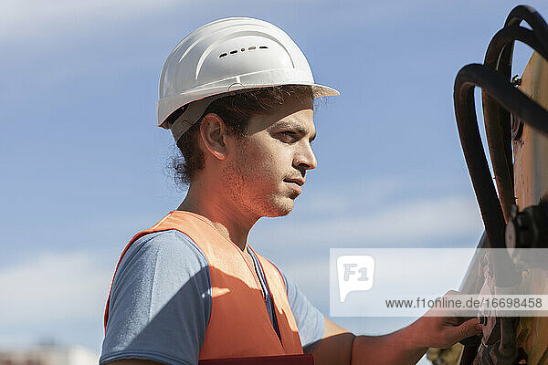 junger Ingenieur bei der Arbeit im Freien in einer Fotovoltaikanlage
