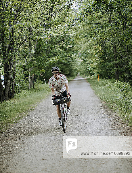 Männlicher Radfahrer fährt mit dem Fahrrad auf dem East Coast Greenway  Saco  Maine