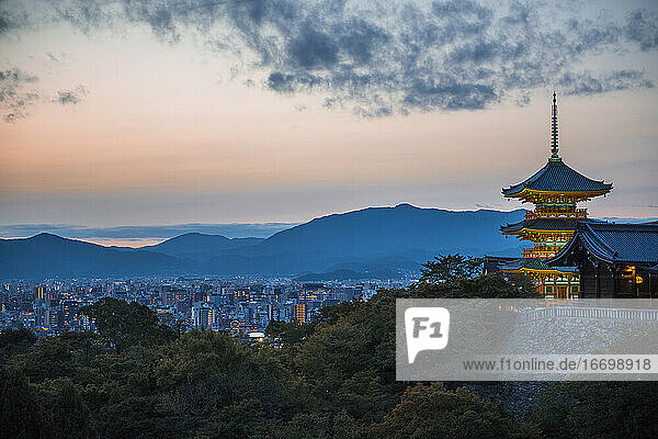 Morgendämmerung im Kiyomizu dera-Tempel in Kyoto