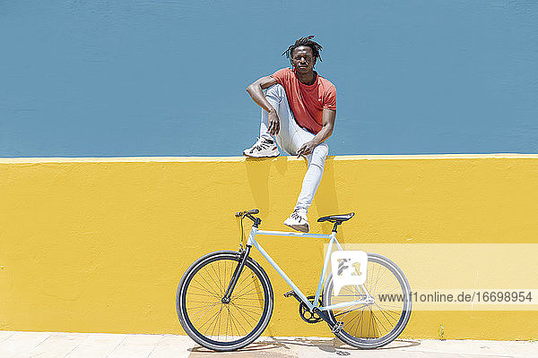 Afroamerikanischer Mann ruht sich in der Nähe des Fahrrads aus