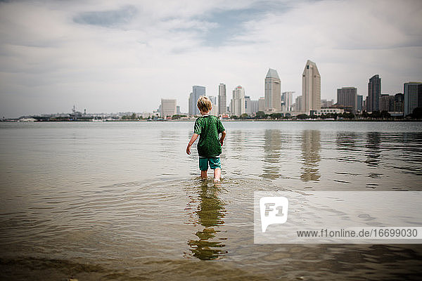 Sechsjähriger Junge watet in der Coronado-Bucht  Skyline von San Diego