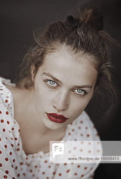 Close-up-Porträt einer Frau mit leuchtenden Augen und rotem Lippenstift