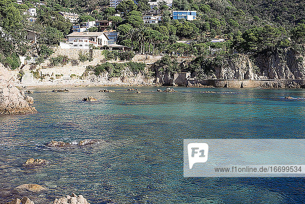 Malerisches Dorf mit klarem blauem Wasser in einer schönen Bucht an der Costa Brava  Spanien