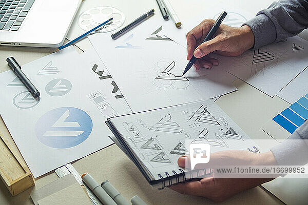 Grafikdesigner Zeichnung Skizze Design kreativ Ideen Entwurf Logo