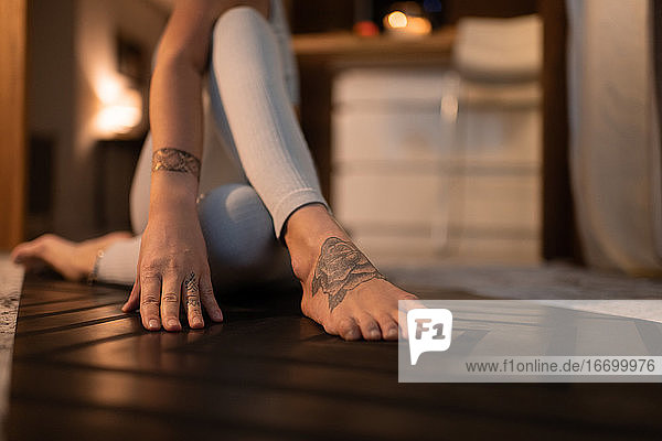 Abgeschnittene Frau  die sich dehnt und Yoga praktiziert