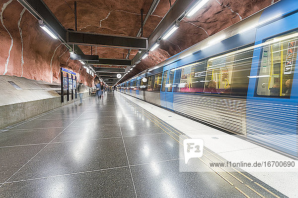 U-Bahn-Station Radhuset in Stockholm mit einem Zug mit der Abfahrt