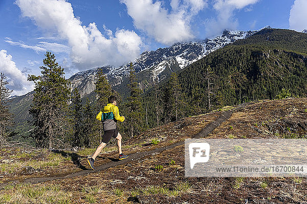 Trailrunning auf einem malerischen alpinen Bergpfad in British Columbia.