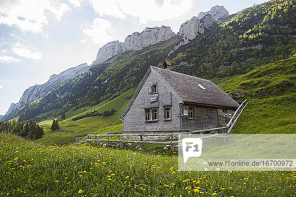 Alphütte unter Kalksteintürmen im Alpstein  Appenzell  Schweiz