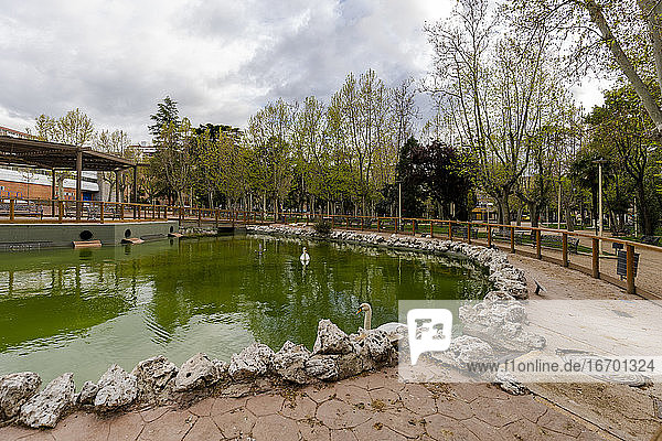 Hauptpark Salamanca ohne Menschen und ohne Autos während der Quara