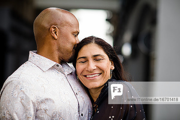 Spätes vierzigjähriges Paar  das sich in San Diego umarmt