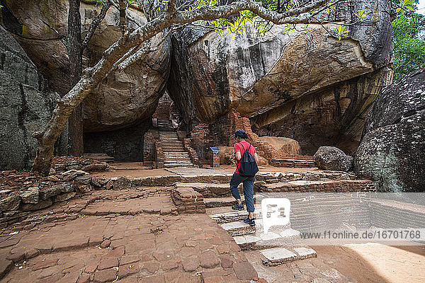 Frau steigt die Treppe zur Felsenfestung von Sigiriya hinauf