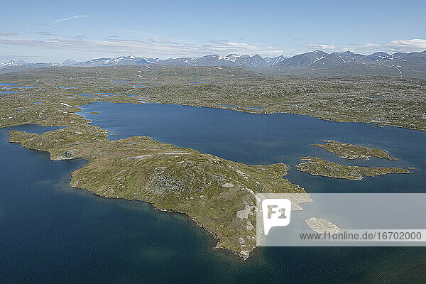 Luftaufnahme über Bergseen in der Landschaft des Padjelanta-Nationalparks  Lappland  Schweden