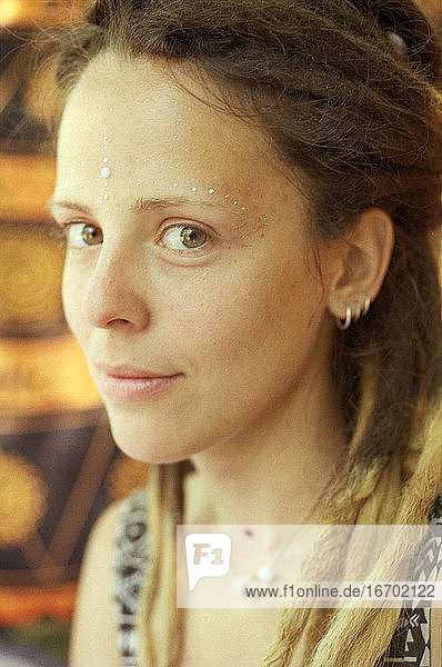 Frau auf dem ethnischen Hippie-Festival Fairy Tale. Kiew. Ukraine.