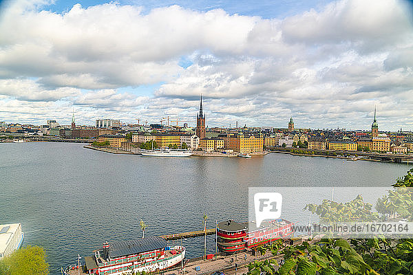 Blick auf Stockholm vom Skinnarviksberget im Sommer mit dem Rathaus