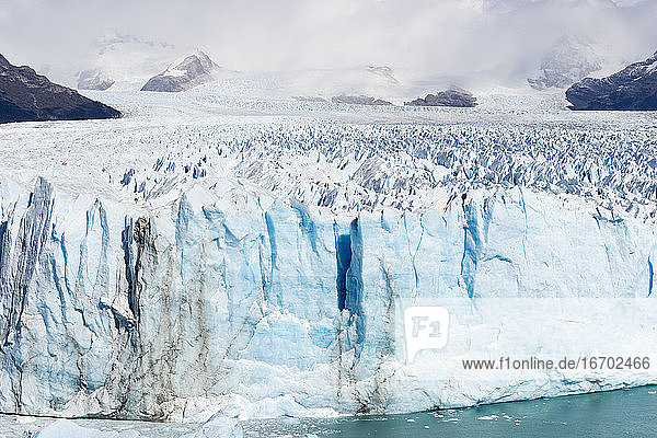 Idyllischer Blick auf den Perito-Moreno-Gletscher  Patagonien  Argentinien