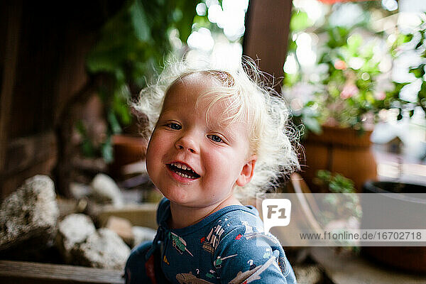Close Up von zwei Jahre alt lächelnd für die Kamera in Yard
