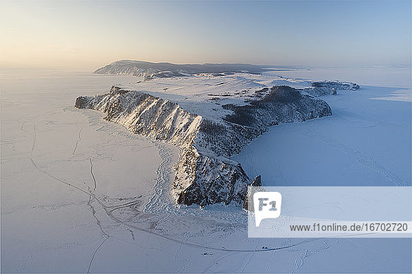 gefrorener Sonnenaufgang aus der Luft im Baikalsee