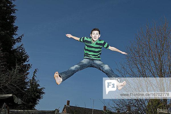 Junge springt auf Trampolin in Woking - England