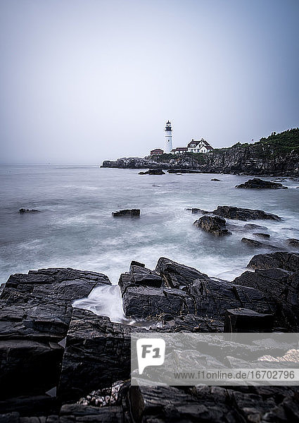 Nebliger Morgen vor der Küste von Maine mit dem Portland Head Light