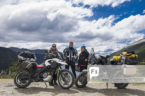 Drei Biker posieren hinter ihren Motorrädern in Tierra del Fuego