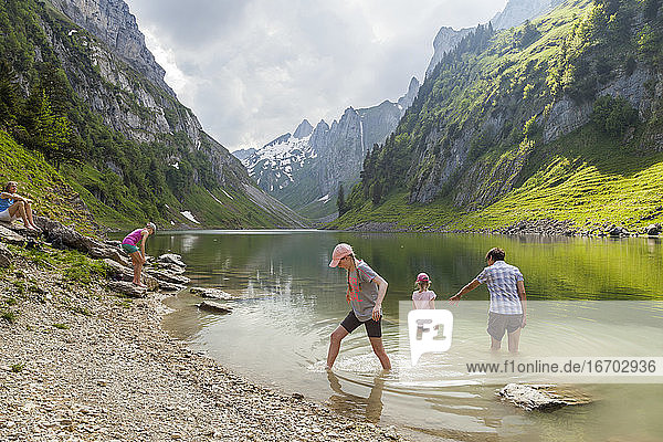 Menschen kühlen sich im Fählensee ab  Alpstein  Appenzell  Schweiz