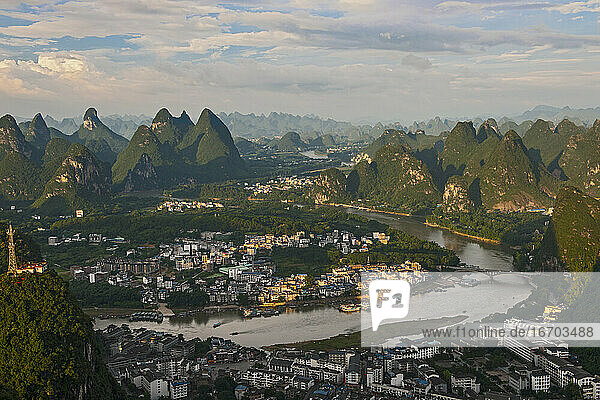 malerische Aussicht auf die Kalksteinberge oberhalb von Yangshuo