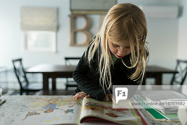 Kleines Mädchen lernt lesen