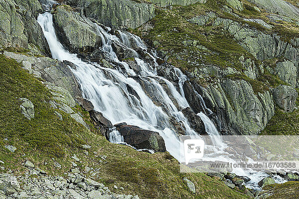 Wasserfall des Lochbergbachs oberhalb von Realp  Uri  Schweiz