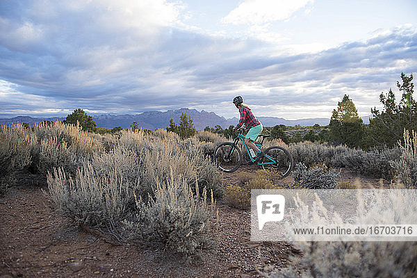 Eine Frau fährt mit ihrem Mountainbike auf Gooseberry Mesa  Utah