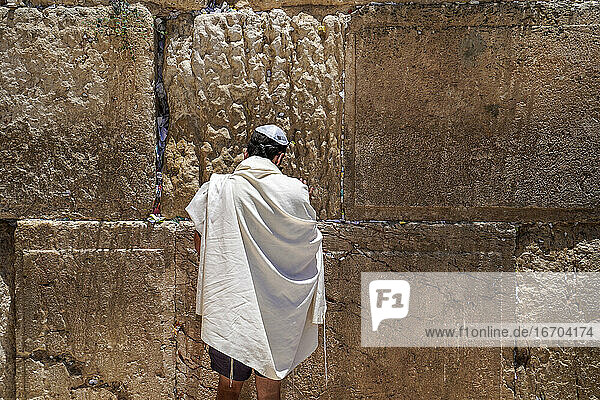 Ein Mann betet vor der Klagemauer  Jerusalem  Israel