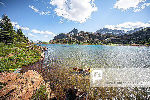 Schwimmen im Limestone Lakes Height of the Rockies Provincial Park