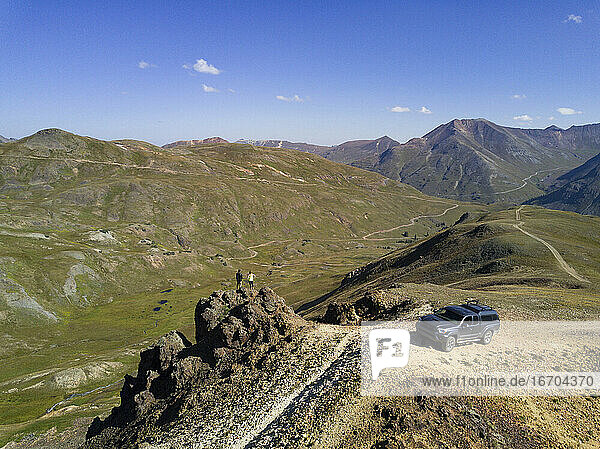 Drohnenaufnahme eines Sattelschleppers und Touristen auf einem Berg