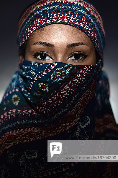 Junge Frau trägt einen Hijab