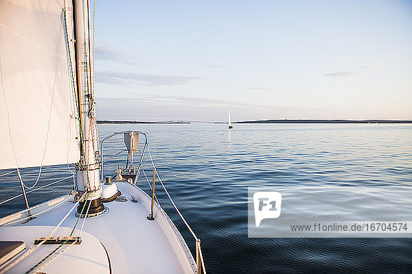 Bootsfahrt während der goldenen Stunde des Sonnenuntergangs im Sommer