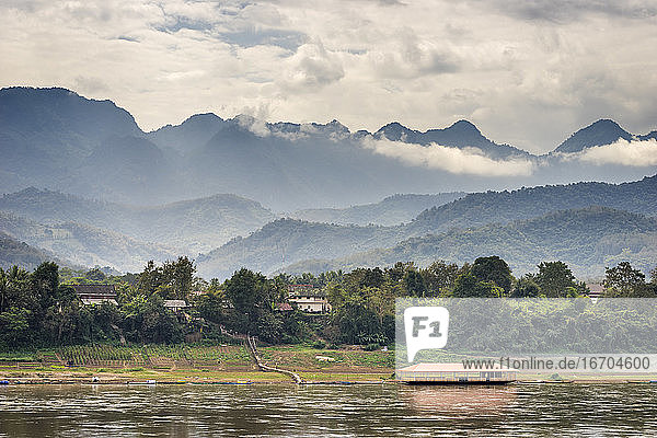Blick auf den Mekong vor dem Hintergrund der Bergkette  Luang Prabang  Laos