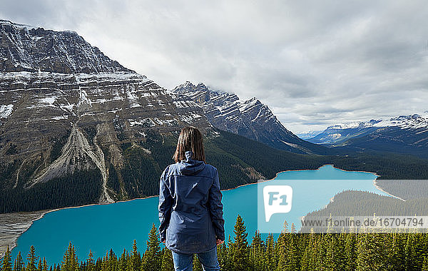 Mädchen genießt die Aussicht bei einer Wanderung am Peyto Lake  Banff National Park