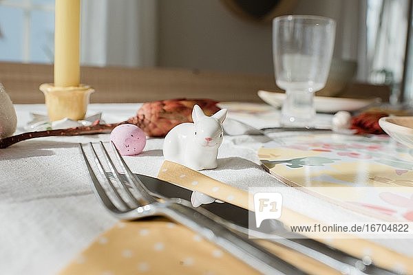 Osterhase auf einem geschmückten Tisch zu Hause