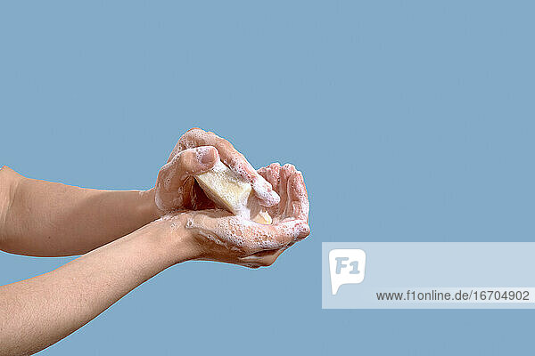 Frau wäscht sich die Hände mit einer selbstgemachten Seife
