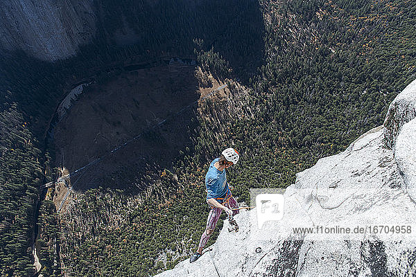Kletterer schaut nach der Besteigung der Nase des El Capitan von oben nach unten
