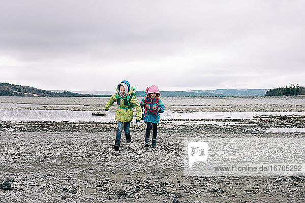 Geschwister  die beim Wandern in Nordschweden zusammen laufen