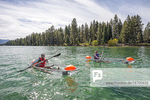 Ein Mann und eine Frau fahren Kajak auf dem Lake Tahoe  CA